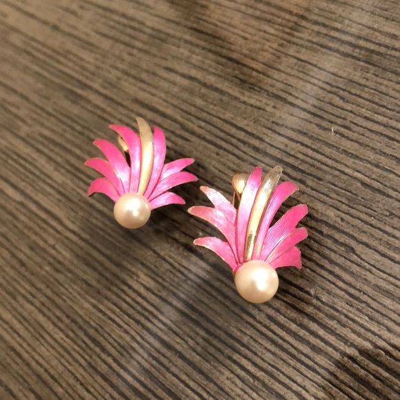 Vintage Pink, Gold & Faux Pearl Clip Earrings - Picture 12 of 14